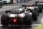 Foto zur News: Lewis Hamilton (Mercedes) und Kevin Magnussen (Haas)