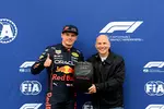 Foto zur News: Max Verstappen (Red Bull) und Jacques Villeneuve