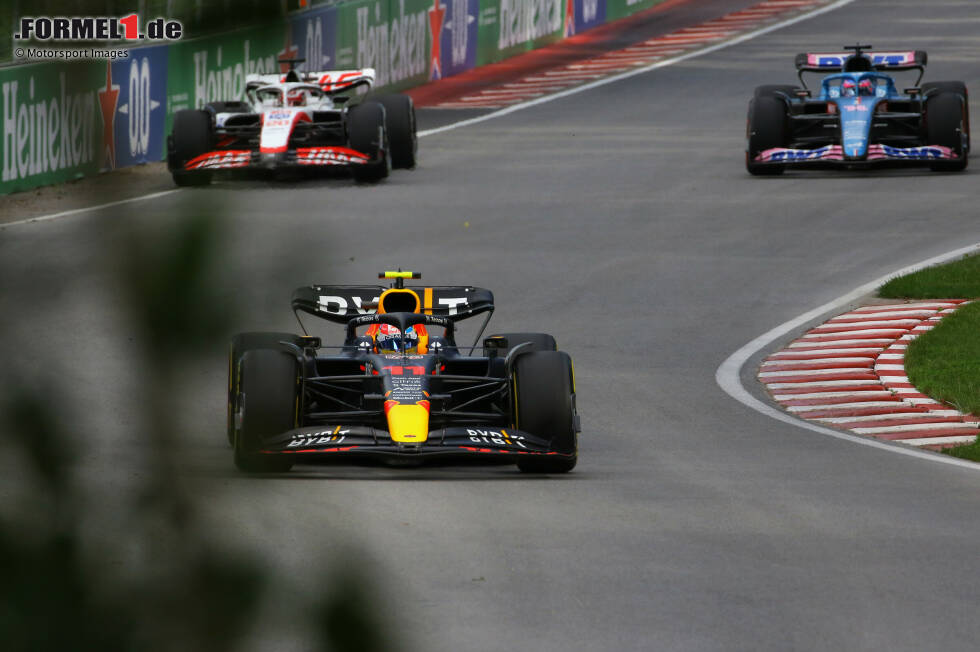 Foto zur News: Sergio Perez (Red Bull), Kevin Magnussen (Haas) und Fernando Alonso (Alpine)