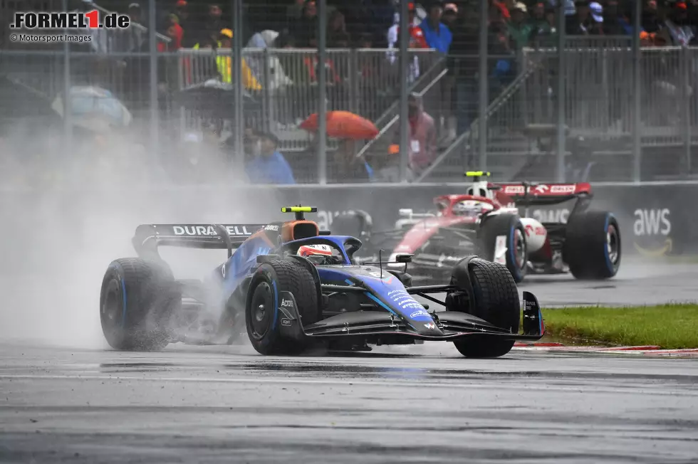 Foto zur News: Guanyu Zhou (Alfa Romeo) und Nicholas Latifi (Williams)