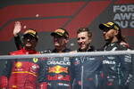 Foto zur News: Carlos Sainz (Ferrari), Max Verstappen (Red Bull) und Lewis Hamilton (Mercedes)