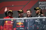 Foto zur News: Carlos Sainz (Ferrari), Max Verstappen (Red Bull) und Lewis Hamilton (Mercedes)