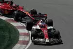 Foto zur News: Valtteri Bottas (Alfa Romeo) und Charles Leclerc (Ferrari)