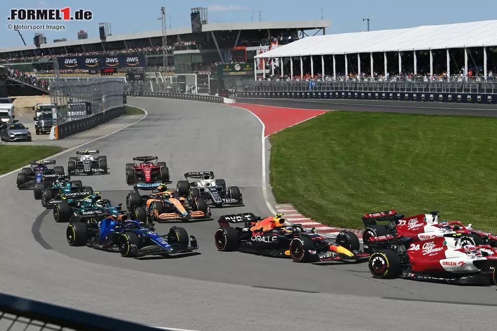 Foto zur News: Guanyu Zhou (Alfa Romeo), Valtteri Bottas (Alfa Romeo), Sergio Perez (Red Bull) und Lando Norris (McLaren)