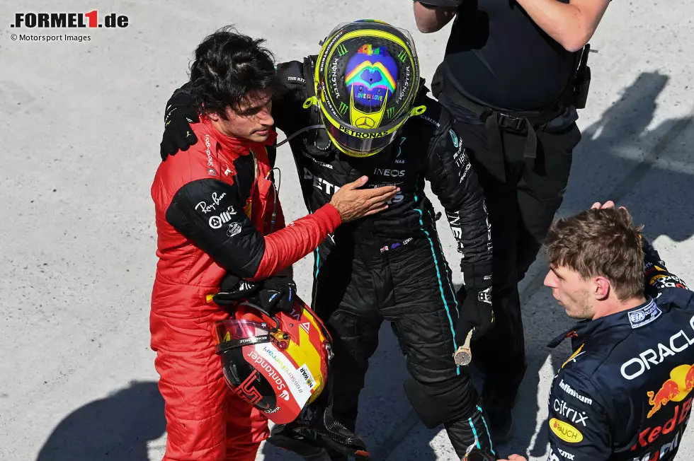 Foto zur News: Carlos Sainz (Ferrari), Max Verstappen (Red Bull) und Lewis Hamilton (Mercedes)