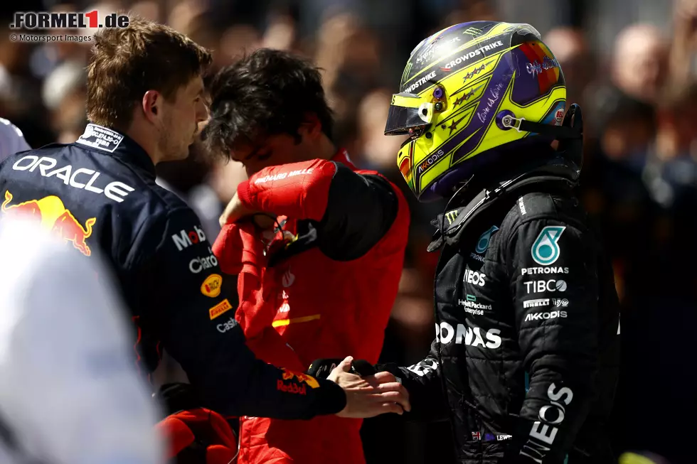 Foto zur News: Max Verstappen (Red Bull) und Lewis Hamilton (Mercedes)