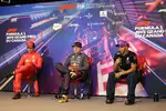 Foto zur News: Carlos Sainz (Ferrari), Max Verstappen (Red Bull) und Lewis Hamilton (Mercedes)