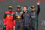 Foto zur News: Carlos Sainz (Ferrari), Max Verstappen (Red Bull) und Lewis Hamilton (Mercedes)