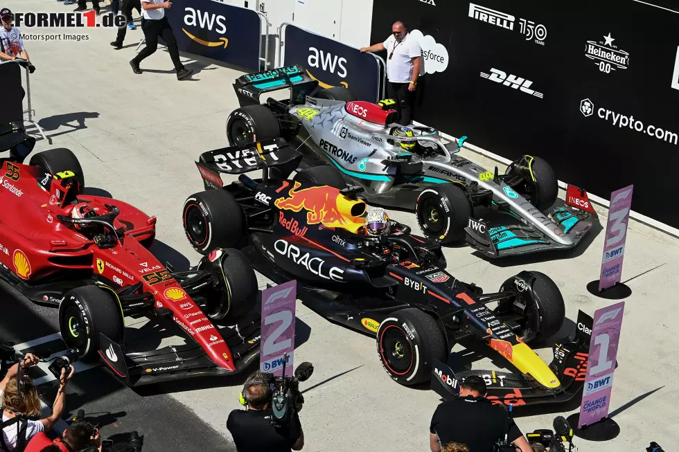 Foto zur News: Carlos Sainz (Ferrari), Max Verstappen (Red Bull) und Lewis Hamilton (Mercedes)