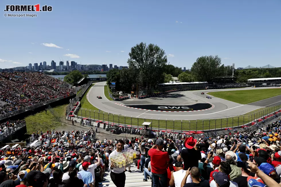 Foto zur News: Max Verstappen (Red Bull), Fernando Alonso (Alpine) und Carlos Sainz (Ferrari)