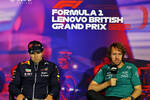 Foto zur News: Sergio Perez (Red Bull) und Sebastian Vettel (Aston Martin)