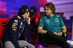 Foto zur News: Sergio Perez (Red Bull) und Sebastian Vettel (Aston Martin)