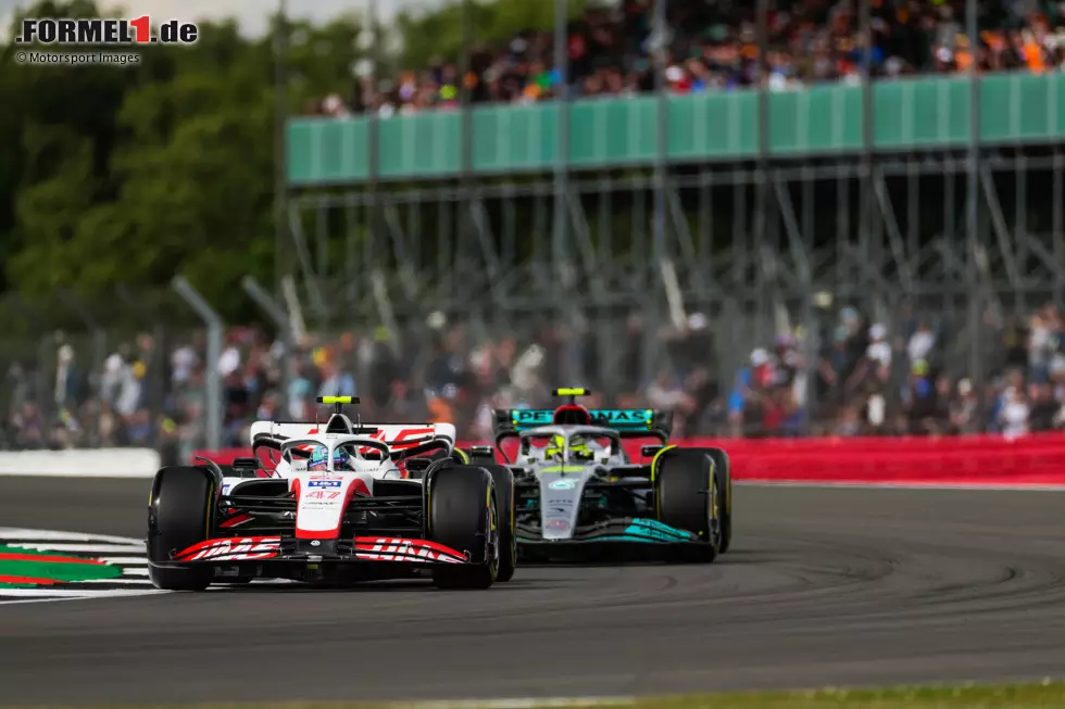 Foto zur News: Mick Schumacher (Haas) und Lewis Hamilton (Mercedes)