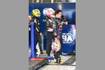 Foto zur News: Guanyu Zhou (Alfa Romeo) und Sergio Perez (Red Bull)