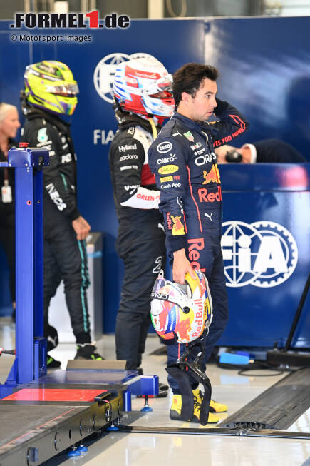 Foto zur News: Guanyu Zhou (Alfa Romeo) und Sergio Perez (Red Bull)