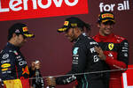 Foto zur News: Sergio Perez (Red Bull), Lewis Hamilton (Mercedes) und Carlos Sainz (Ferrari)