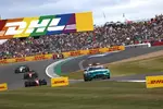 Foto zur News: Charles Leclerc (Ferrari), Carlos Sainz (Ferrari) und Lewis Hamilton (Mercedes)