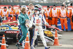 Foto zur News: Sebastian Vettel (Aston Martin) und Mick Schumacher (Haas)