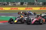 Foto zur News: Charles Leclerc (Ferrari) und Sergio Perez (Red Bull)