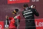 Foto zur News: Carlos Sainz (Ferrari) und Lewis Hamilton (Mercedes)