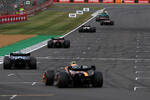 Foto zur News: Sergio Perez (Red Bull), Fernando Alonso (Alpine) und Lando Norris (McLaren)