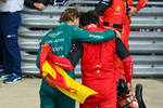 Foto zur News: Sebastian Vettel (Aston Martin) und Carlos Sainz (Ferrari)
