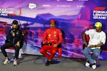 Foto zur News: Sergio Perez (Red Bull), Carlos Sainz (Ferrari) und Lewis Hamilton (Mercedes)