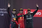 Foto zur News: Sergio Perez (Red Bull), Carlos Sainz (Ferrari) und Lewis Hamilton (Mercedes)