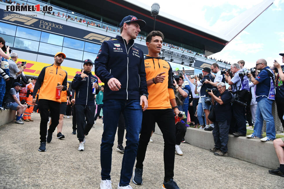 Foto zur News: Max Verstappen (Red Bull), Lando Norris (McLaren), Daniel Ricciardo (McLaren) und Sergio Perez (Red Bull)