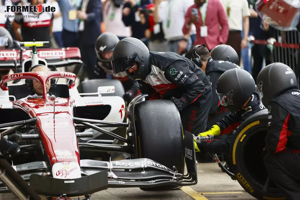 Foto zur News: Mechaniker bei Alfa Romeo