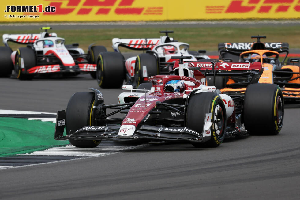 Foto zur News: Valtteri Bottas (Alfa Romeo), Daniel Ricciardo (McLaren) und Kevin Magnussen (Haas)