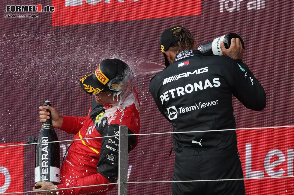 Foto zur News: Carlos Sainz (Ferrari) und Lewis Hamilton (Mercedes)