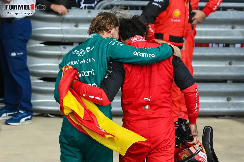 Foto zur News: Sebastian Vettel (Aston Martin) und Carlos Sainz (Ferrari)