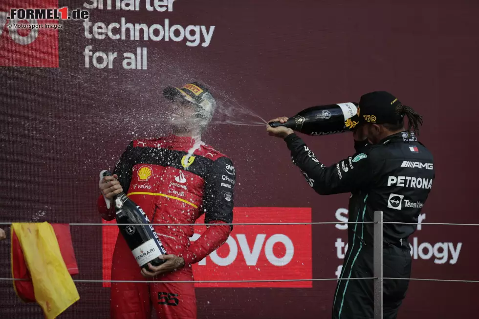 Foto zur News: Carlos Sainz (Ferrari) und Lewis Hamilton (Mercedes)