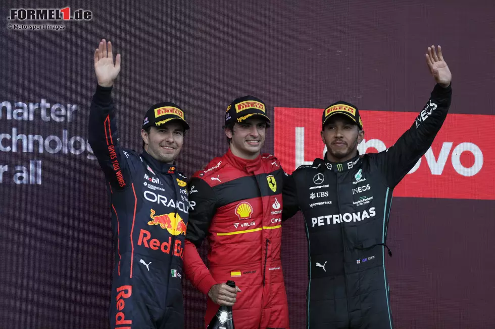 Foto zur News: Sergio Perez (Red Bull), Carlos Sainz (Ferrari) und Lewis Hamilton (Mercedes)