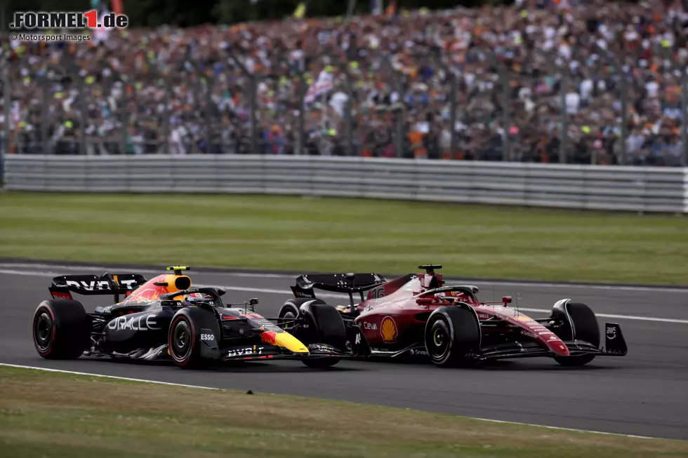 Foto zur News: Charles Leclerc (Ferrari) und Sergio Perez (Red Bull)