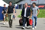 Foto zur News: Mattia Binotto und Carlos Sainz (Ferrari)