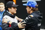 Foto zur News: Guanyu Zhou (Alfa Romeo) und Fernando Alonso (Alpine)