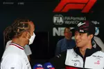 Foto zur News: Guanyu Zhou (Alfa Romeo) und Lewis Hamilton (Mercedes)