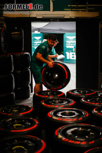 Foto zur News: Pirelli-Reifen bei Aston Martin