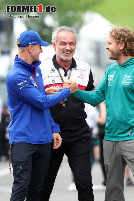 Foto zur News: Mick Schumacher (Haas), Beat Zehnder und Sebastian Vettel (Aston Martin)