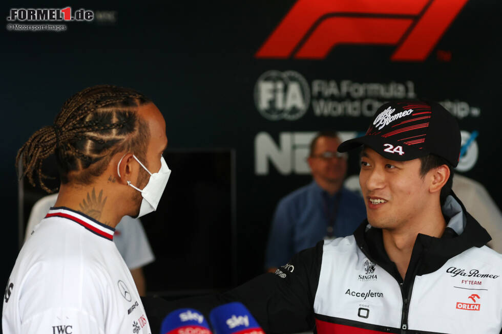 Foto zur News: Guanyu Zhou (Alfa Romeo) und Lewis Hamilton (Mercedes)