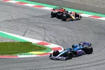 Foto zur News: Esteban Ocon (Alpine) und Sergio Perez (Red Bull)