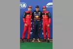 Foto zur News: Charles Leclerc (Ferrari), Max Verstappen (Red Bull) und Carlos Sainz (Ferrari)