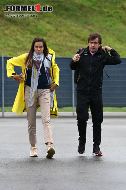 Foto zur News: Fernando Alonso (Alpine) mit Andrea Schlager