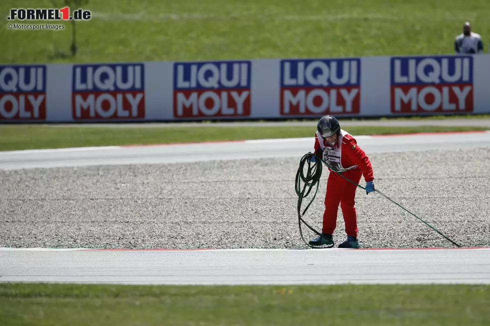 Foto zur News: Sportwart beim Entfernen einer Gummilippe