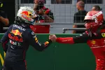 Foto zur News: Max Verstappen (Red Bull) und Charles Leclerc (Ferrari)