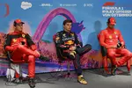 Foto zur News: Charles Leclerc (Ferrari), Max Verstappen (Red Bull) und Carlos Sainz (Ferrari)