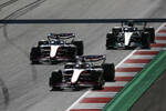 Foto zur News: Kevin Magnussen (Haas), Mick Schumacher (Haas) und Lewis Hamilton (Mercedes)