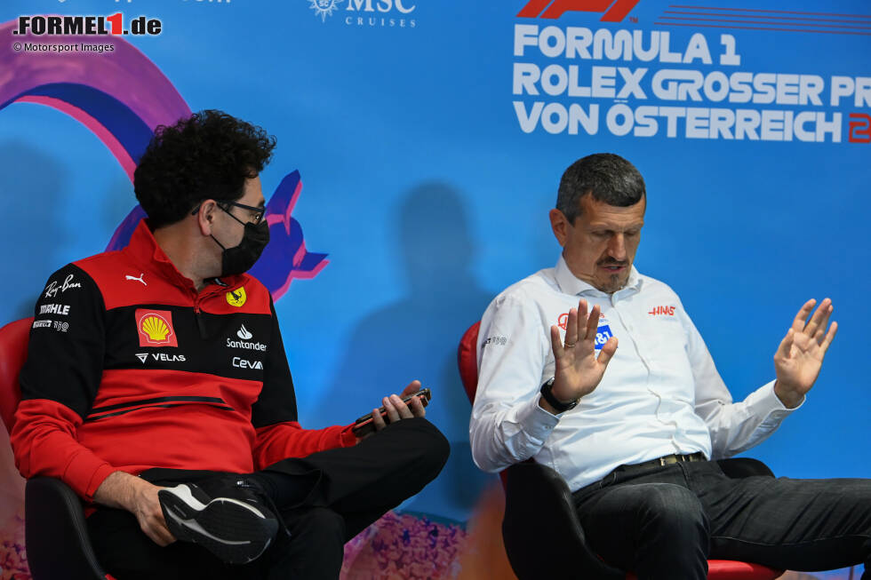 Foto zur News: Mattia Binotto (Ferrari) und Günther Steiner (Haas)